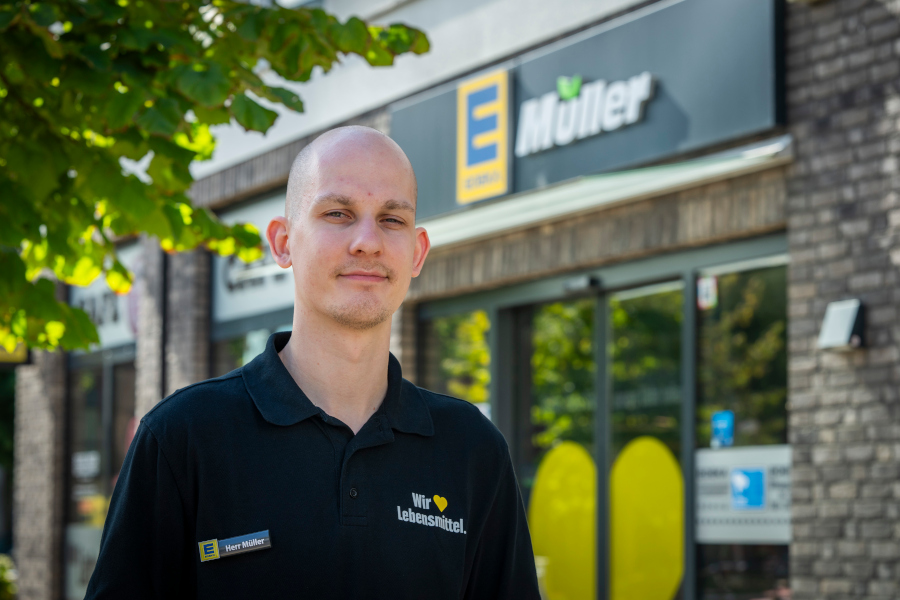 EDEKA Randy Mueller Inhaber vor dem Markt